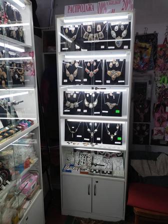 Срочно продам торговое оборудование 5 застекленных стеллажей серого цвета