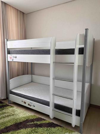 Продам 2-х ярусную кровать с матрасами