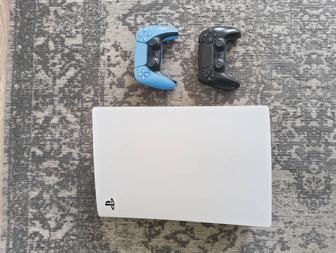 Sony PlayStation 5 и два геймпада