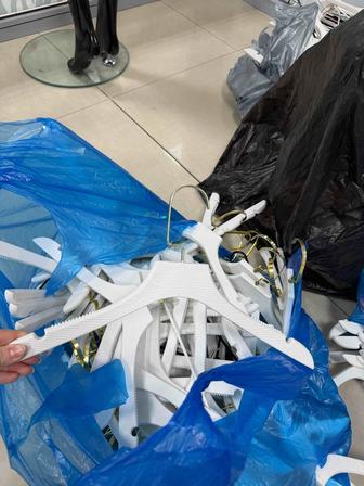 Продам вешалки деревянные с золотистым крючком