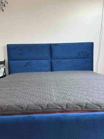 Продам двуспальную кровать с матрасом