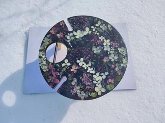 Винный столик из эпоксидной смолы с цветами