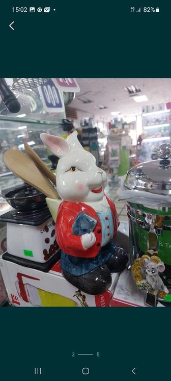 Керамический заяц с карманом сзади высота 25 см.