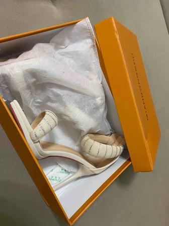 Продам босоножки