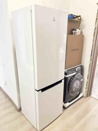Продам Холодильник indesit
