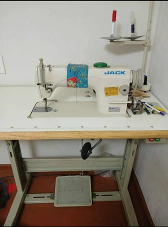 Продам швейную машину