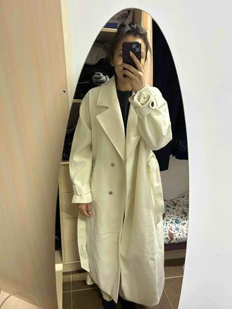 Новое белое пальто с биркой