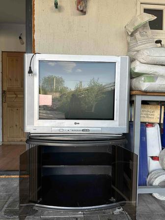Продам телевизор и тумбу