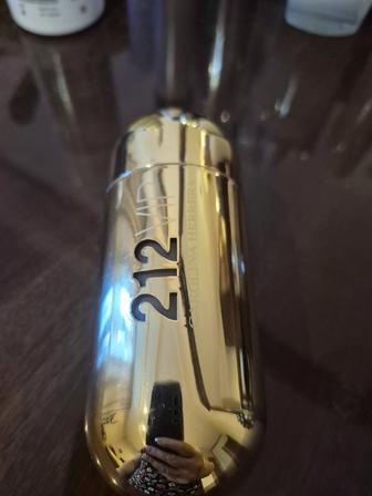 Продам духи CAROLINA HERRERA 212 VIP объем 80 ml