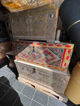 Ескі этно стильде сандықтар