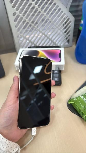 iPhone 14 / 256 ГБ / белый