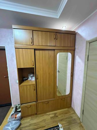 Продается прихожая в виде шкафа-купе в хорошем состоянии