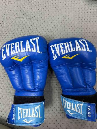 Продам боксерские перчатки Evaplast