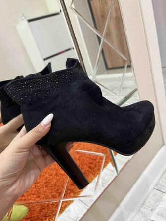 Замшевые ботильоны