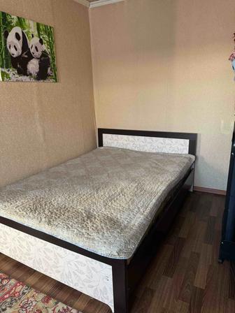 Кровать и тумба