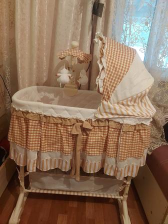 Кроватка люлька для малышей отличное состояние.