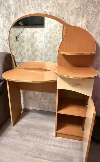 Косметический столик