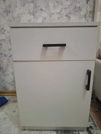 Прикроватные тумбы