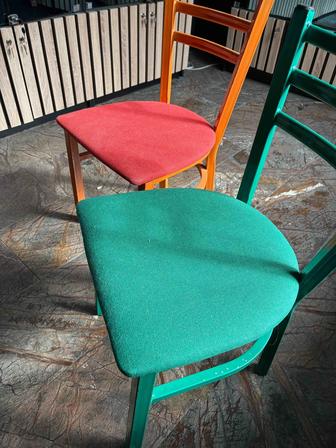 Яркие стулья в хорошем состоянии