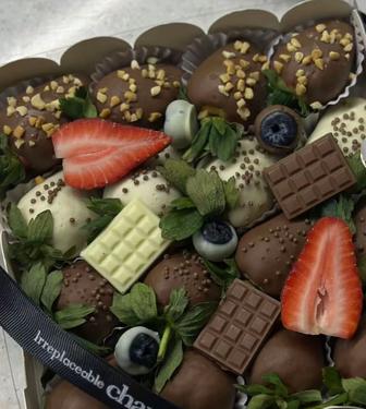 Клубника в шоколаде ,финики в шоколаде ,сладкие букеты