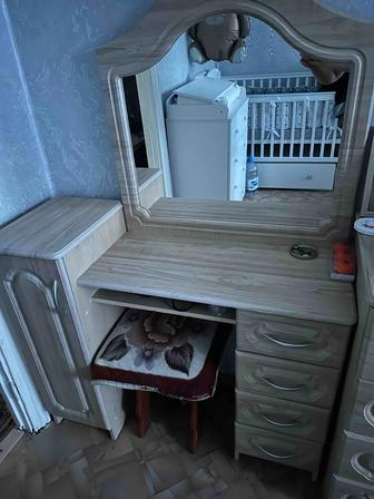 Продам туалетный столик