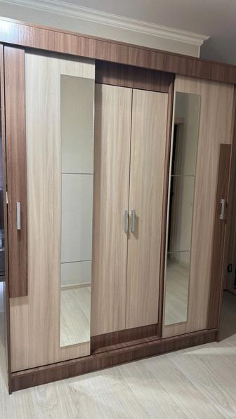 Продается шкаф. Есть некоторые царапины с левой стороны на 4 фото видно