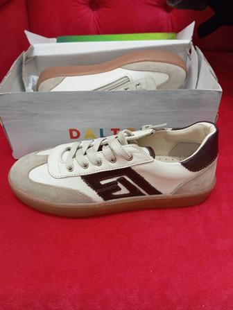 Продам женские кроссовки