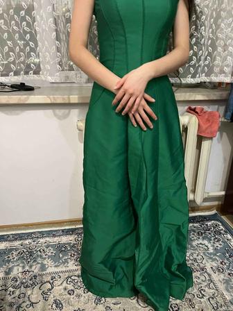 Зеленое вечернее платье в пол