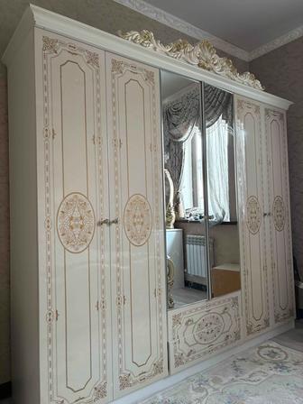 Продается шкаф,2 тумбочки,комодзеркало