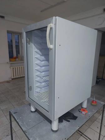 Металлический шкаф со стеклянной дверью