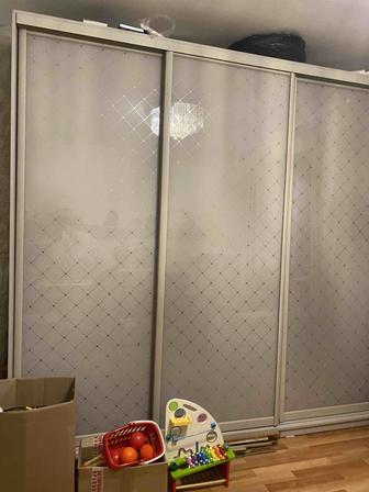 Продам шкаф- купе, в отличном состоянии, без изъяна, в модном сером цвете,