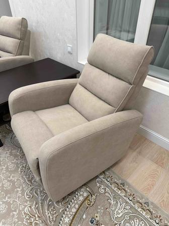 Продам два одинаковых кресла-реклайнера