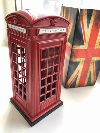 Лондонская красная телефонная будка винтажная