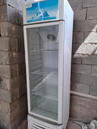 Продается витринный холодильник