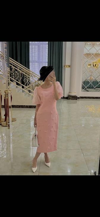 Нежное розовое платье с объемными рукавами