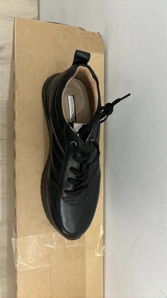 Продам новые кроссовки женские