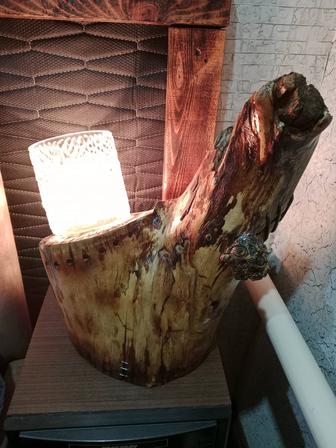 Лампа из цельного дерева покрыта лаком