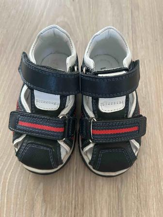 Продам детские сандали размер 20