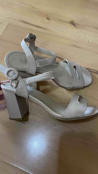 Продам босоножки