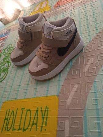 Продам ботинки демисезонные размер 22 цена 4000 тенге ликвидация товара