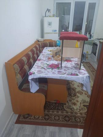 Продам кухонный угловой диван, и стол со стульями