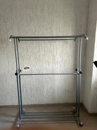Напольная вешалка для вещей. В хорошем состоянии. Вмещает много одежды.