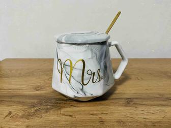 Кружки в комплекте с крышкой и ложкой.