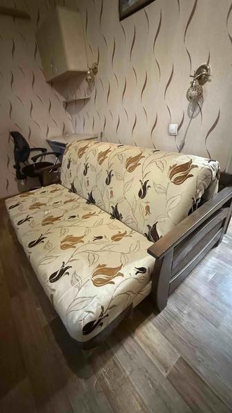 Диван, компьютерный стол и стул, шкафчик