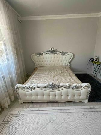 Двуспальная кровать в классическом стиле