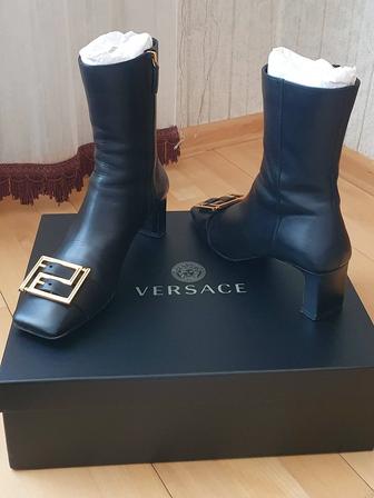 Женские осенние кожаные ботильоны с пряжкой от Versace (р. 38,5)