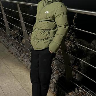 Продам куртку Nike