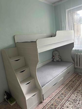 Двухярусный кроват