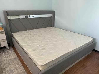 двуспальная кровать