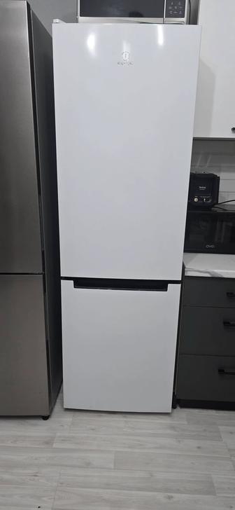 Продам холодильник indesit